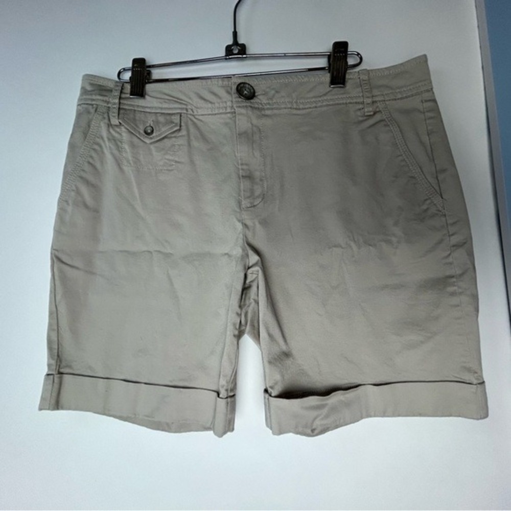 DKNY Jeans Beige Chino Shorts 8‎